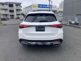 特徴的なコンビネーションランプを備えた力強いデザインの後ろ姿。