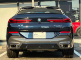 BMWのテールランプはプレスラインへと続く形状のため、統一感のある綺麗なラインを演出しております。