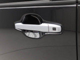 カップホルダーは運転席や助手席からちょうど手の届く位置です!!