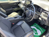 高いホールド性で運転姿勢が安定します。長距離ドライブでも疲れにくいのが魅力です。快適なドライビングライフをお送りください♪