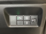 ハンドルの右側にはヘットライトリベライザーとHondaセンシング用のメインスイッチがついています。ヘッドライトリベライザーは道路状況や積荷の加重に応じてライトの高さを調節できます。