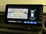 リバースギアに入れるだけで後方の表示へ切り替わります。夜間や雨の日の駐車も楽になりますよ。