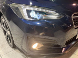 【LEDヘッドライト】悪天候や夜間走行時も良好な視界を確保し安心して運転できる高輝度LEDヘッドライトを装備!点灯速度が早く、消費電力も抑えられています。