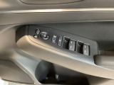 電動格納式リモコンドアミラーと、パワーウィンドウスイッチ等は運転席ドアにあります。