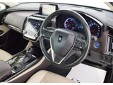 ★使いやすさや安全性を追求したステアリング周り!高級車ゆえにスイッチ類が多いのも特徴ですね!考え尽くされた配置ですぐに使いこなす事が出来ますのでご安心下さい!是非、体感してみて下さい!!
