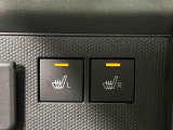 寒い日のドライブを快適にする運転席&助手席シートヒーターが付いてます。その隣にはアクセサリーソケット(12V/120W)も装備されています。