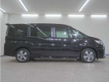 リアには左右スライドドアを採用。狭い駐車場でも開閉しやすく、強風の日でもドアが煽られにくくなっております。小さなお子さまやご年配の方も安心して乗り降りできます。