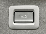 【パワーバックドア】スマートキーや運転席のボタンを押すだけでリアゲートが自動で開閉します!荷物を持っている時や、高い位置にあるバックドアを閉める際に便利な機能です♪