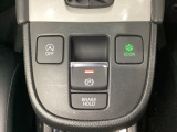 セレクトレバーの下に電子制御パーキングブレーキがあります。スイッチひとつで、停車した地点の傾斜などをシステムが検知・判断してブレーキ力を自動的に最適制御し、しっかり停車できるパーキングシステムです。
