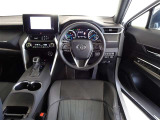 革巻きステアリングで快適な操作性の運転席です。