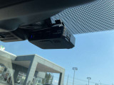 【ドライブレコーダー】走行中や駐車中の映像を高画質で記録し、事故やトラブル発生時の状況確認に役立つ安心装備。あおり運転対策や証拠保全にも有効で、日常のドライブをより安全にサポートします。