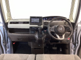 【前方視界】開放的な前方視界!運転がしやすく疲れにくいです♪窓が大きく、見通しがとっても良いおクルマですよ♪