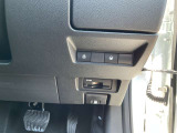 運転席の右下に各種スイッチがまとめられています。