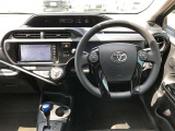 シンプルながら機能性溢れる運転席廻りです。視界性もよく、運転しやすいですよ。