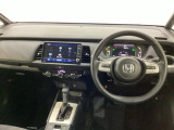車内は光触媒抗菌消臭施工済です。インパネ周りはスタイリッシュなデザインです。グローブボックスやカップホルダーのほかにトレーなどたくさんの収納スペースが付いています。