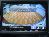 ギヤをRに入れるとナビの画面に後ろの映像が映るリヤカメラ付!後退時の安全確認やコンディションの悪い視界でもカラーバックモニターがドライバーをサポート☆☆☆