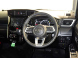 運転席まわりです。 各操作スイッチは使いやすい位置に配置されてます。