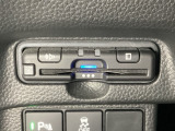 ハンドルの左下にETCがついています。高速道路の料金所の通過も楽々です。 カードの取り出しもしやすい場所についています。