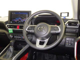 運転席まわりです。 各操作スイッチは使いやすい位置に配置されてます。