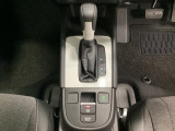 CVT車のセレクトレバーです。低速から高速まで、変速ショックのないスムーズな走りと、エンジン効率のよい領域を維持して燃費にも貢献します。サイドブレーキはスイッチ操作の電子制御パーキングブレーキです。