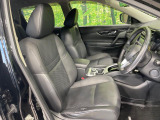 運転席まわりには十分なスペースがあり、大柄な方でもゆったり運転していただける環境です。