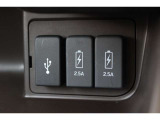 充電用USBソケット&times;2とナビ接続用USBソケット&times;1