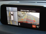 360度ビューカメラを搭載。4方の小型カメラの映像を処理し、車両真上からの映像に変換しています。