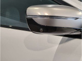 【BMWミラー】視認性の高いスタイリッシュなミラー。自動防眩機能も付いており夜間のドライビングをサポートします。