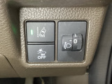 ハンドルの右側にはヘットライトリベライザーとHondaセンシング用のメインスイッチがついています。ヘッドライトリベライザーは道路状況や積荷の加重に応じてライトの高さを調節できます。