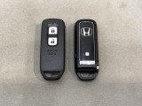 スマートキーを装備しています。鍵を差し込むことなくドアロックの開け閉めと、スタートボタン操作でのエンジンスタートができます。スペアキーも同じものを用意しております。