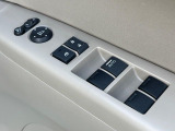 【電動格納ミラー】サイドミラーは電動格納式となっており、狭い駐車場でもキズがつくリスクを抑えられます。