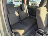 リヤシートも全車消毒済み。足元も軽とは思えない広さがあります。ドアには小物を収納できる便利な【リヤポケット】付。