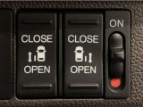 【両側パワースライドドア】両側がパワースライドドアになっており、運転席のスイッチやスマートキーでも開閉が可能です!開口部も広いので乗り降りも楽々♪