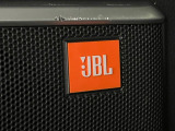 【JBLサウンドシステム】メーカーオプションの高品位サウンドシステムを搭載。専用のチューニングが施された大小様々なスピーカーから良質なサウンドが奏でられ、臨場感あふれる音響空間を演出します。
