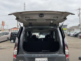 セレナ自慢のデュアルバックドア。奥行きの狭い駐車場でも、荷物の出し入れが可能です!