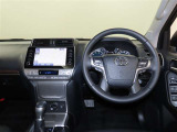 整然と纏められた操作性の良いスイッチ類。