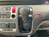 オートマチックシフトレバーは、手になじみ操作しやすい形状で安全運転にもつながります♪