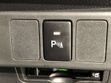 コーナーセンサーを車の前後に装備。障害物までの距離に応じて警告音を変えてお知らせ。縦列駐車時や駐車場・車庫などでの取り回しをサポートします。詳細は販売店スタッフまでおたずねください。