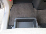 助手席シートアンダーボックス(スライド式)!運転用の替え靴や、車内に常備したいこども用品、着替えた服などを収納できます。