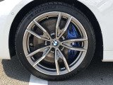 BMW純正19インチホイール。洗練されたデザインで、足元の個性を引き立てます。