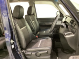 女性でも運転がしやすいように、シートの高さ調整機能(シートリフター)がついています。広い足元にゆったり座れるシートには肘掛も装備しており長距離の運転でも疲れにくいシートです。