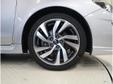 タイヤサイズは225/45R18です。