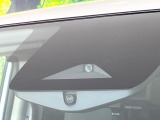 【エマージェンシーブレーキ】走行中に前方の車両等を認識し、衝突しそうな時は警報とブレーキで衝突回避と被害軽減をアシスト。より安全にドライブをお楽しみいただけます。