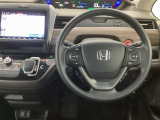 【ハンドル】運転にかかわる様々な操作を安全に行えるように視点移動が少なく操作性に配慮されたスイッチ類が凝縮されたコックピットです。