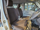 運転席は視認性や操作性を重視したつくりで、どなたでも扱いやすく快適にお乗りいただけます。清掃を行い、安心してご覧いただける状態で展示しております。