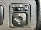 【電動格納ミラー】サイドミラーは電動格納式となっており、狭い駐車場でもキズがつくリスクを抑えられます。