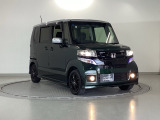 狭い駐車場でも、スライドドアならチャイルドシートへのお子さまの乗降や荷物の積載もスムーズ。とても便利な【助手席側。電動スライドドア】ドアハンドを少し引くだけでリアドアが自動開閉します。