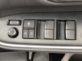 パワーウィンドは今や当たり前の機能ですが、無いと困る機能です。運転席からの操作で、全席の窓を振るオープンにしたり、フルクローズが可能です。
