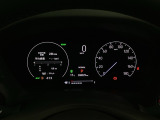 ハイブリット車専用のメーターです。右側の大型スピードメーターに加え、ステアリングスイッチを使って左のマルチインフォメーション・ディスプレイで燃費や動力伝達などの情報が見れるようになっています。
