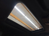 【サンルーフ】ボタンひとつで開閉可能!開放感たっぷりのサンルーフが装着されています!車内に明かりを取り入れたり景色を楽しむ以外にも、車内の空気も簡単に換気可能!